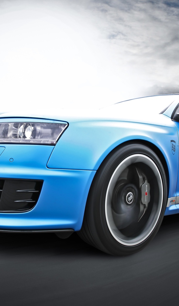 Голубой Audi RS6 Avant на шоссе