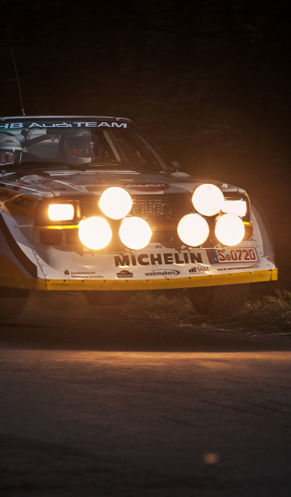 Яркие фары Audi Sport Quattro S1