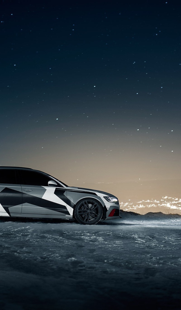 Автомобиль Audi RS6 Avant на фоне ночного города