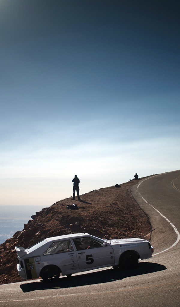 Автомобиль на горной дороге, Ауди