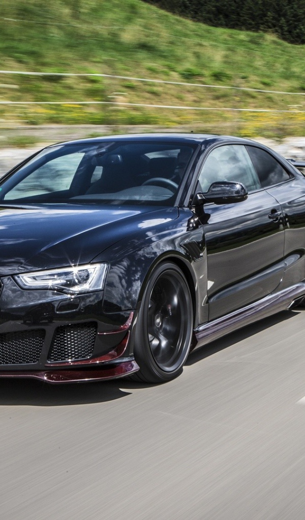 Быстрый черный Ауди на дороге за городом