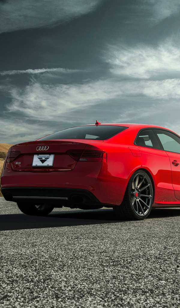 Вид сзади на красный Audi S5 Vorsteiner