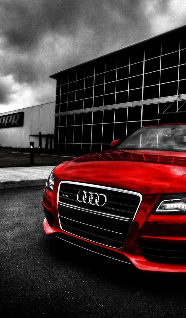 Красный Ауди на темном фоне