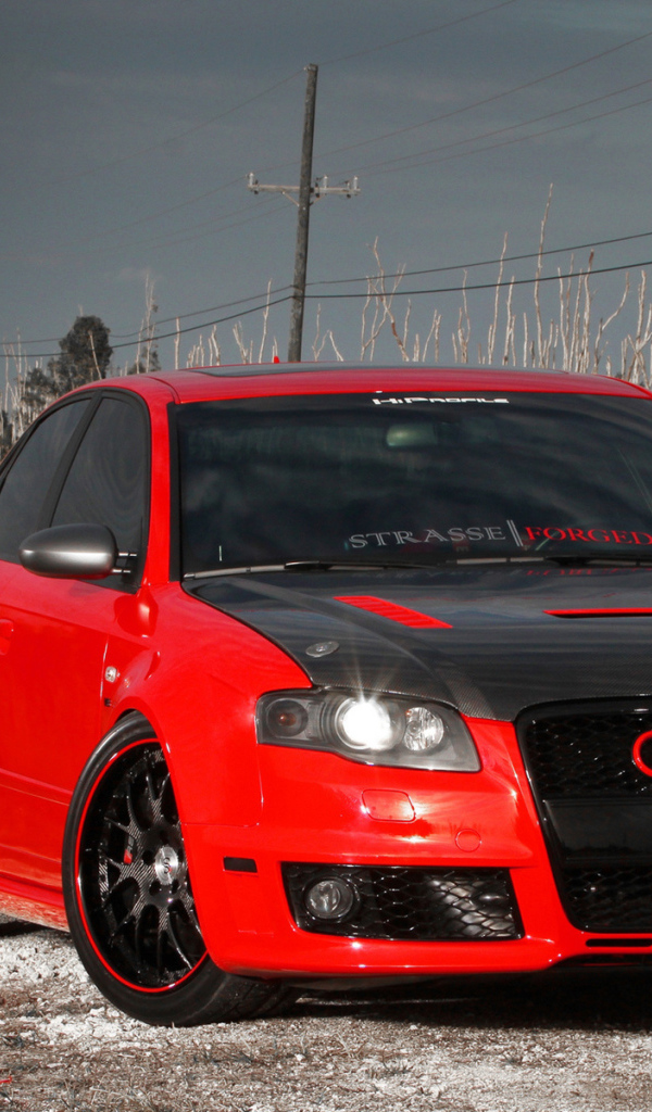 Красный Ауди с черным капотом