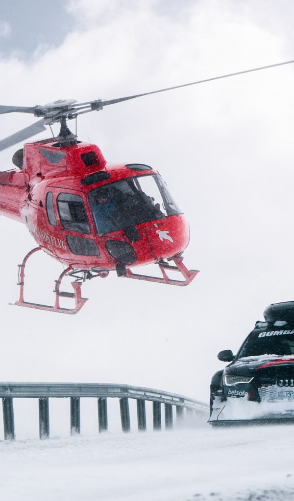 Красный вертолет над автомобилем Audi RS6 Avant