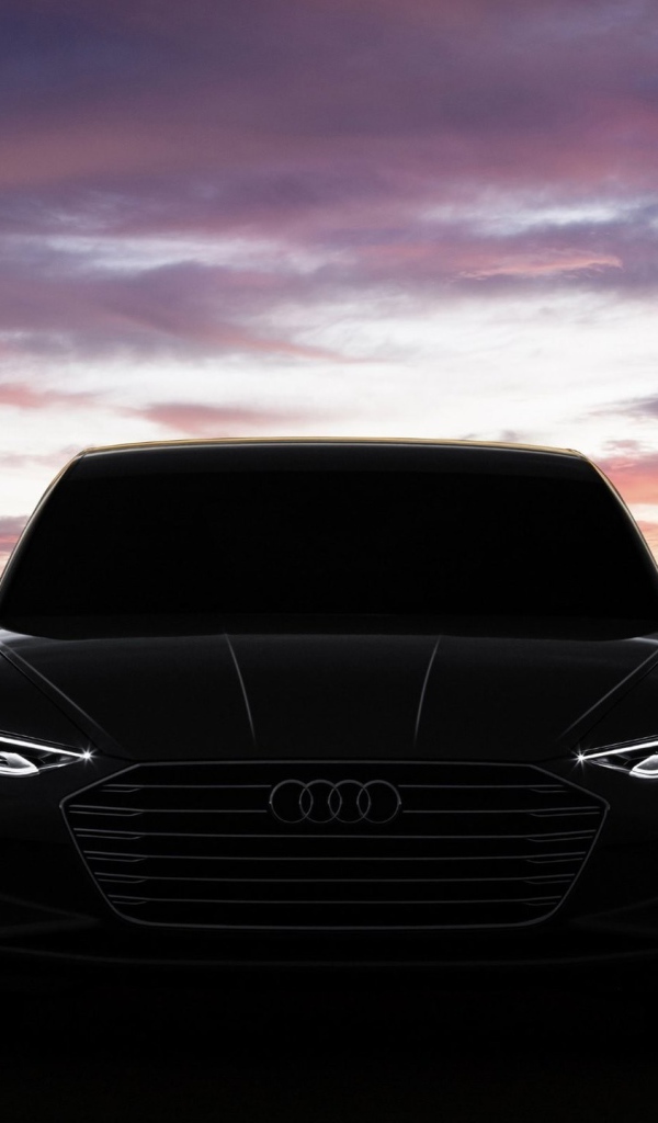 Силуэт черного Audi Prologue на фоне города