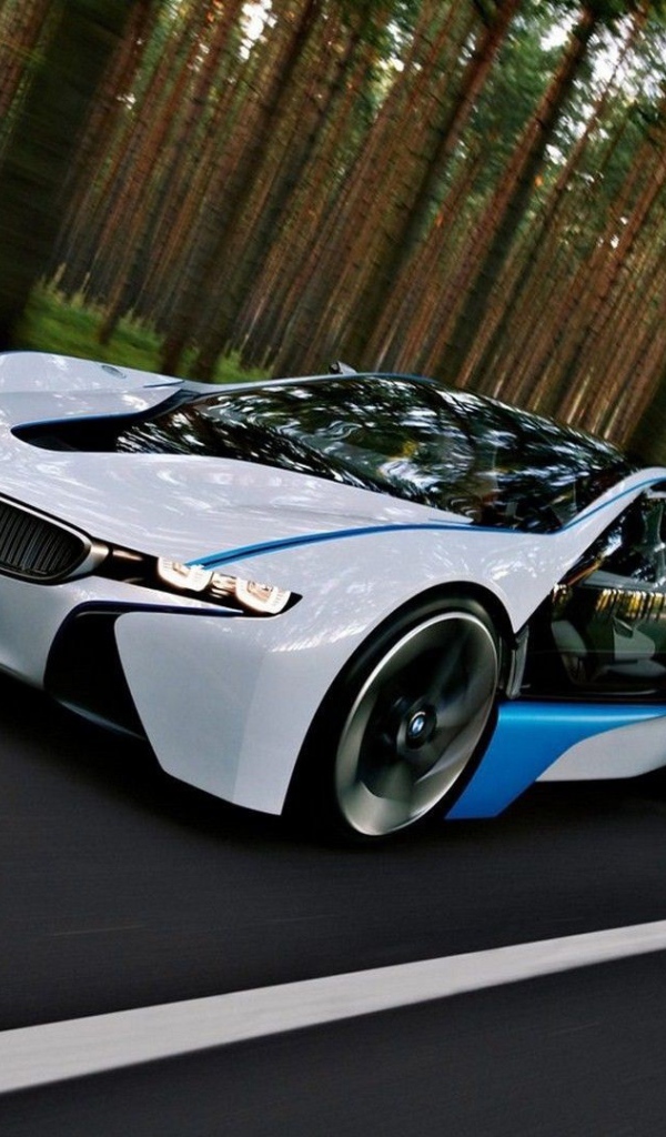 Концепт кар БМВ на дороге в лесу