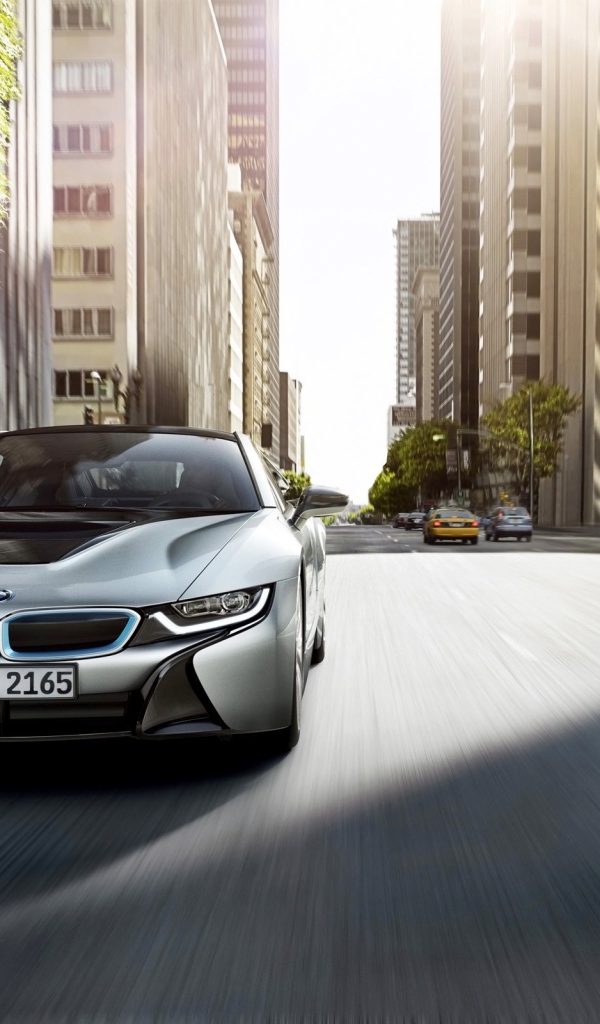 BMW i8 мчится по улице