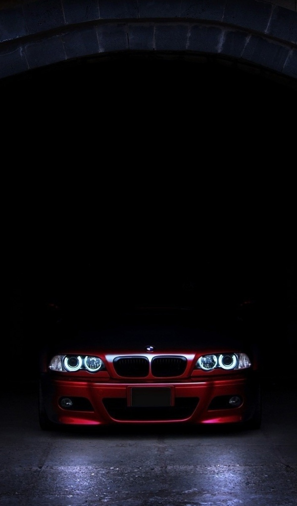 БМВ в темной подворотне