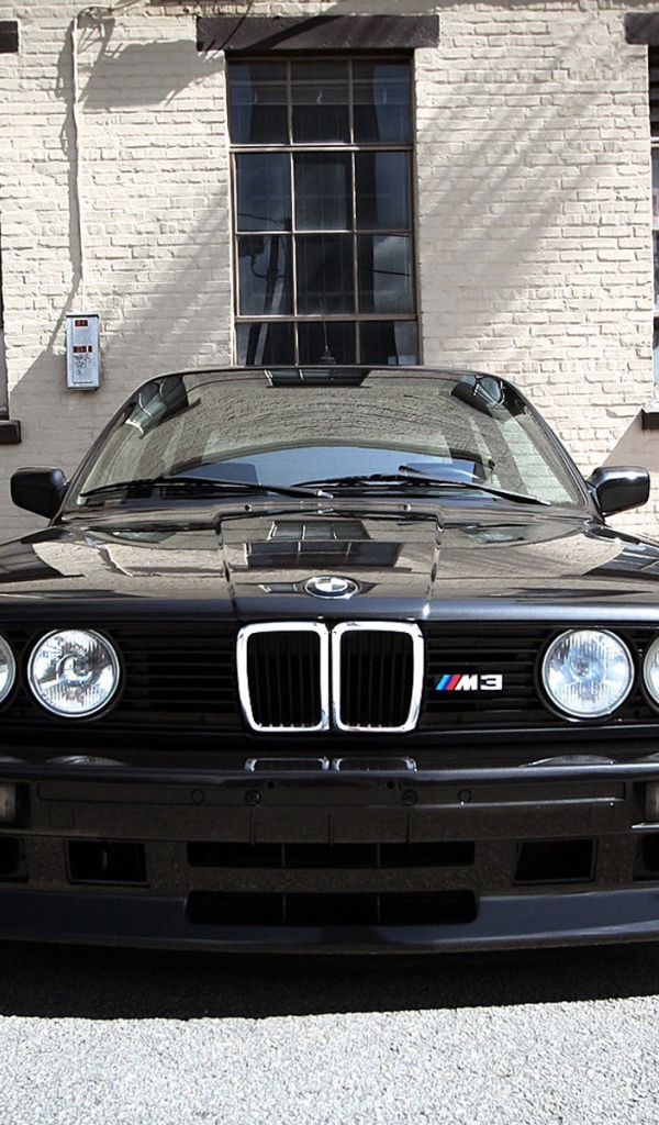 Черный БМВ Е-40 у стены