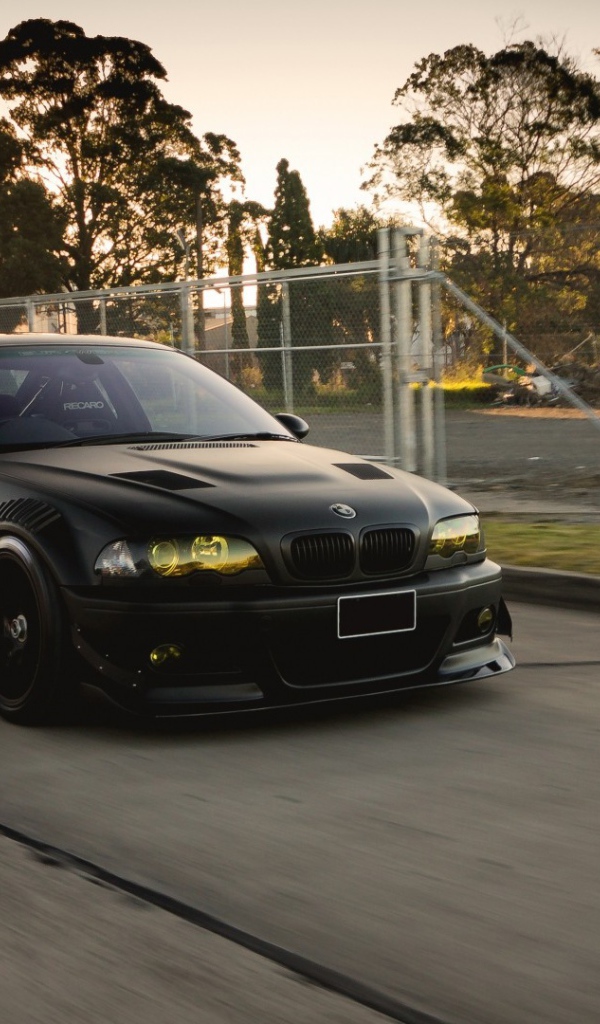 Черный BMW M3 E46 с желтыми фарами