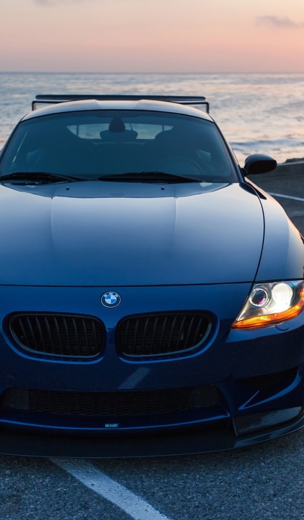 Синий BMW у морского побережья