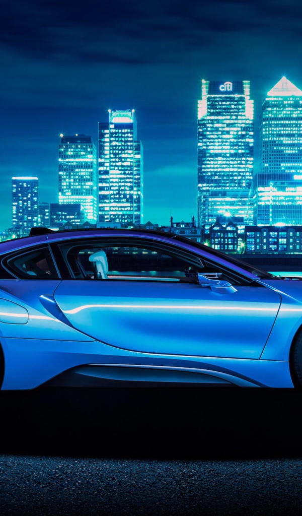 Синий люкс автомобиль BMW на фоне города