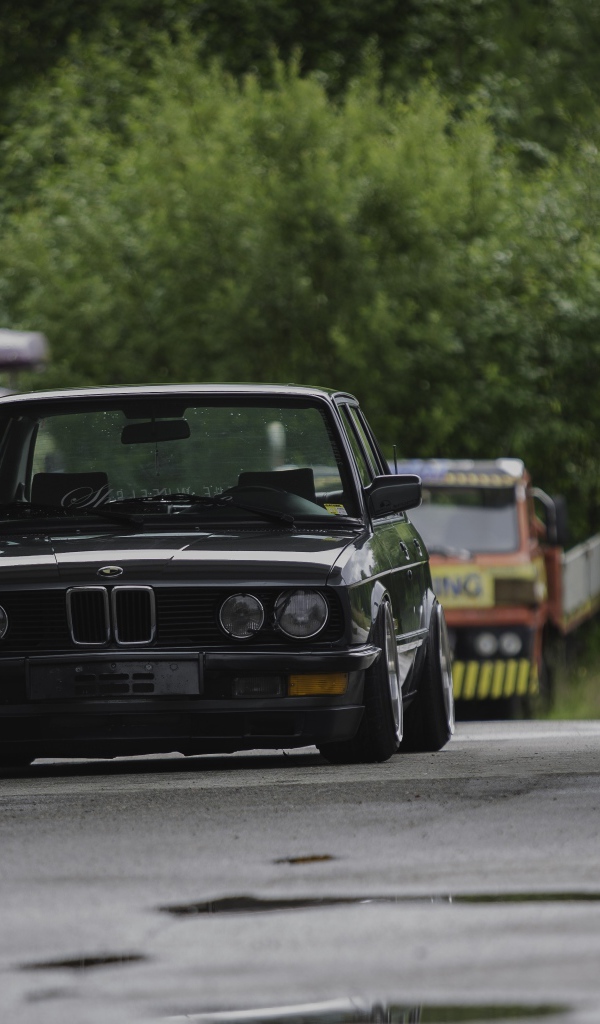 Автомобиль BMW E28 на улице