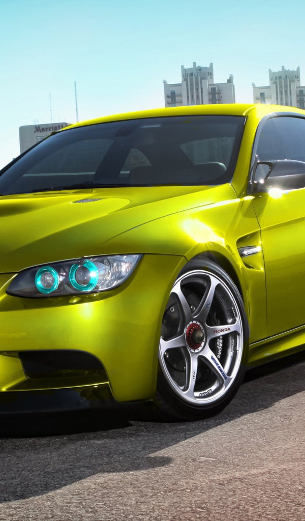 Желто зеленый БМВ в городе