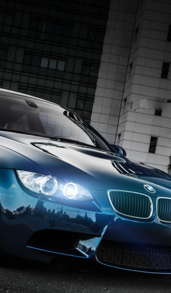 Неоновые фары автомобиля БМВ