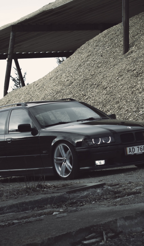 Старый BMW E28 у горы щебня