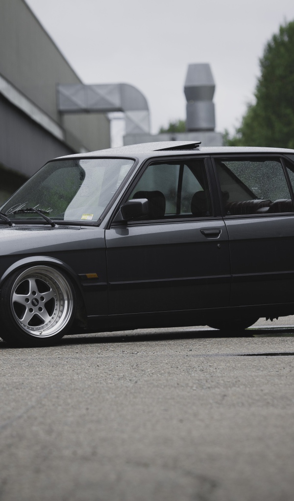 Старый черный BMW E28