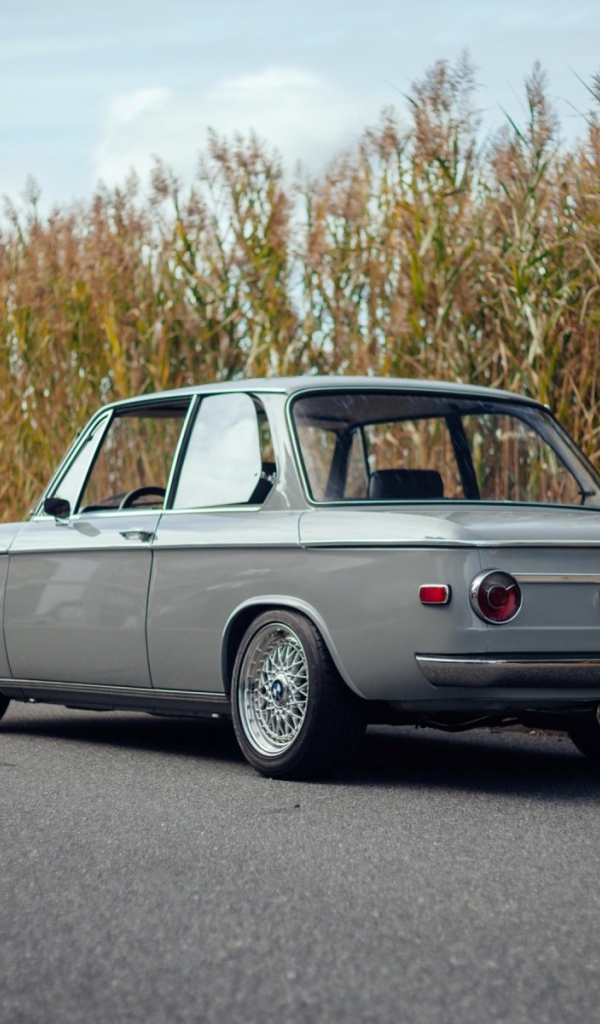 Старый автомобиль BMW 2002 на обочине дороги