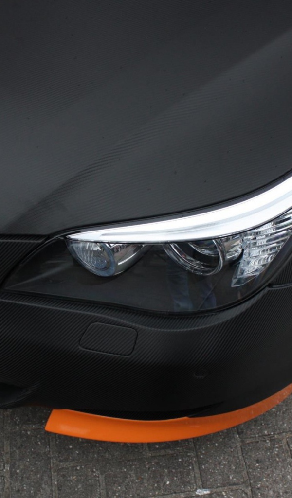 Оранжевые элементы в черном БМВ