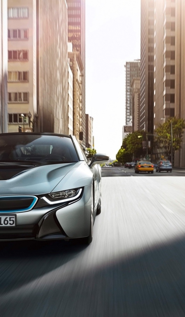 Быстрый БМВ на улице мегаполиса