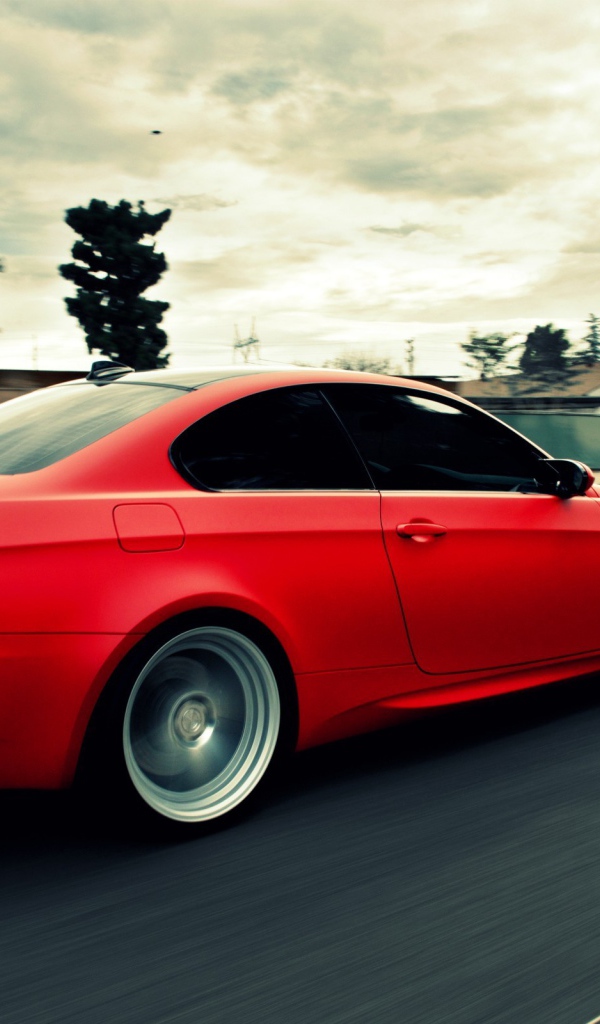 Быстрый красный BMW на шоссе