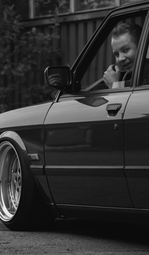 Водитель за рулем BMW E28