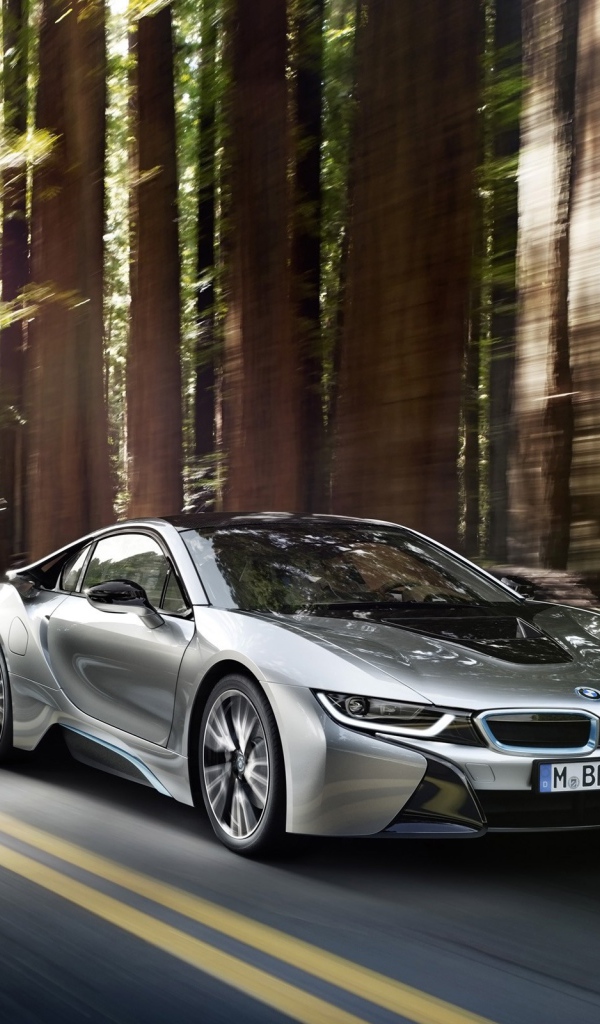 Новый BMW i8 на дороге в лесу
