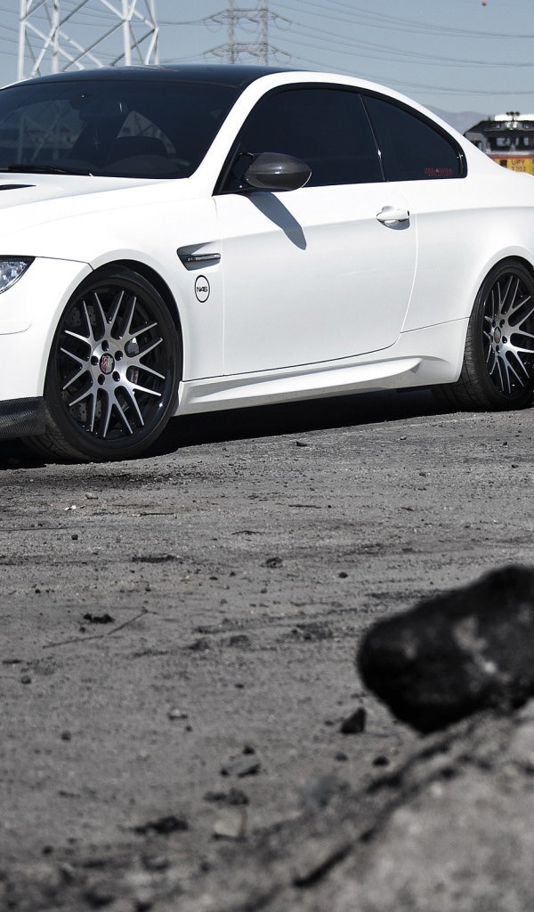 Белый БМВ на железнодорожной станции