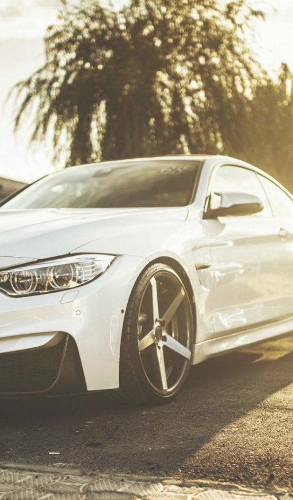 Белый автомобиль BMW M4