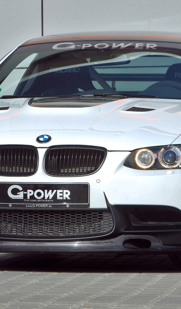 Вид спереди на белый BMW M3 RS