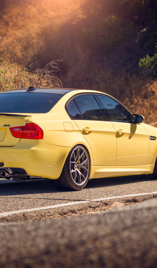 Желтый BMW на дороге