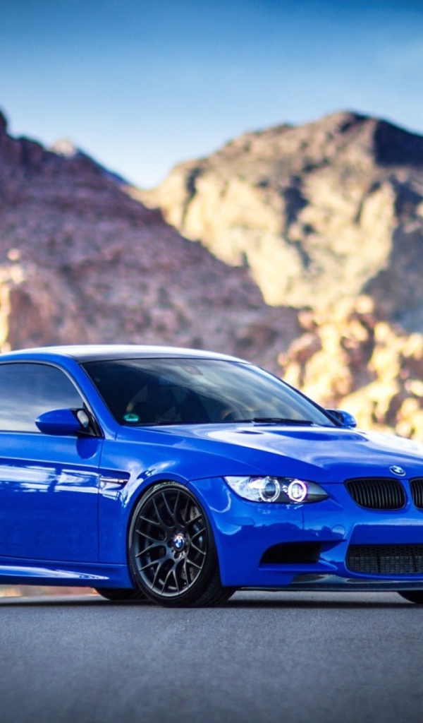 Синий BMW E92 на фоне гор