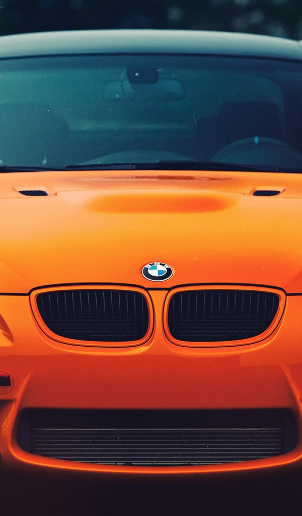 Яркий оранжевый автомобиль БМВ