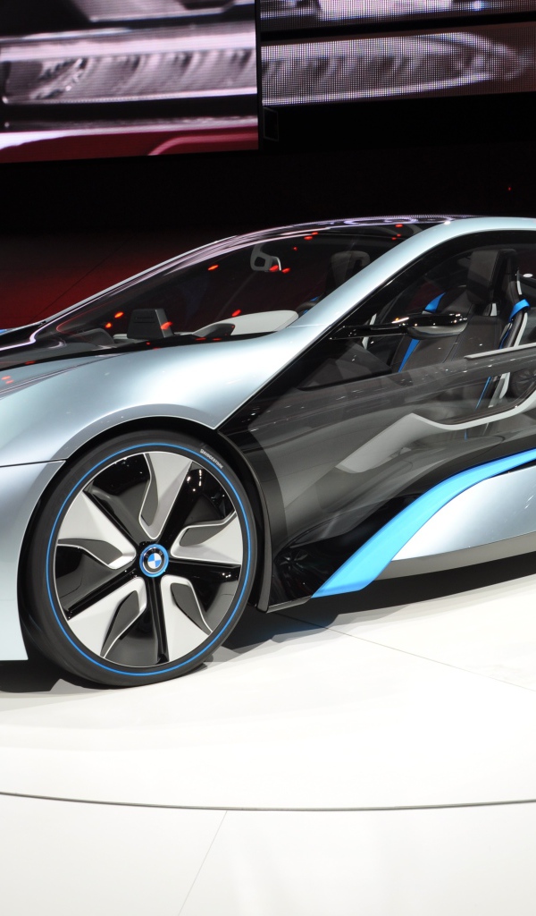 Концепт автомобиля БМВ на выставке