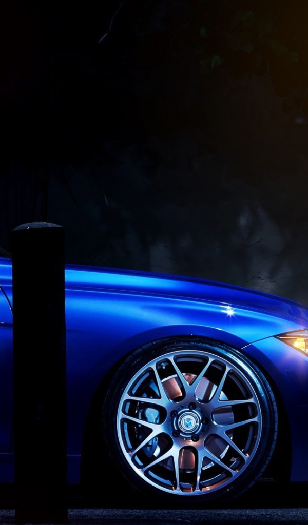 Перед голубого БМВ