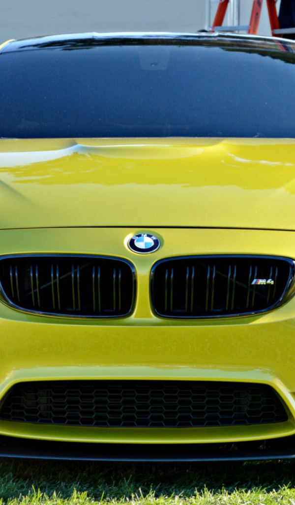 Желтый автомобиль BMW M4