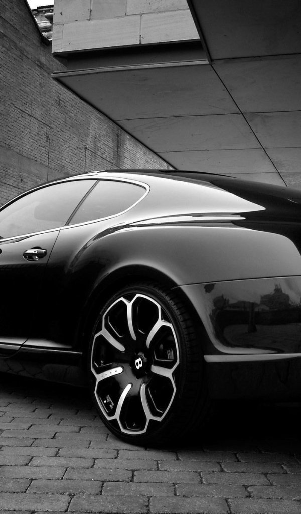 Черный Bentley заезжает в гараж