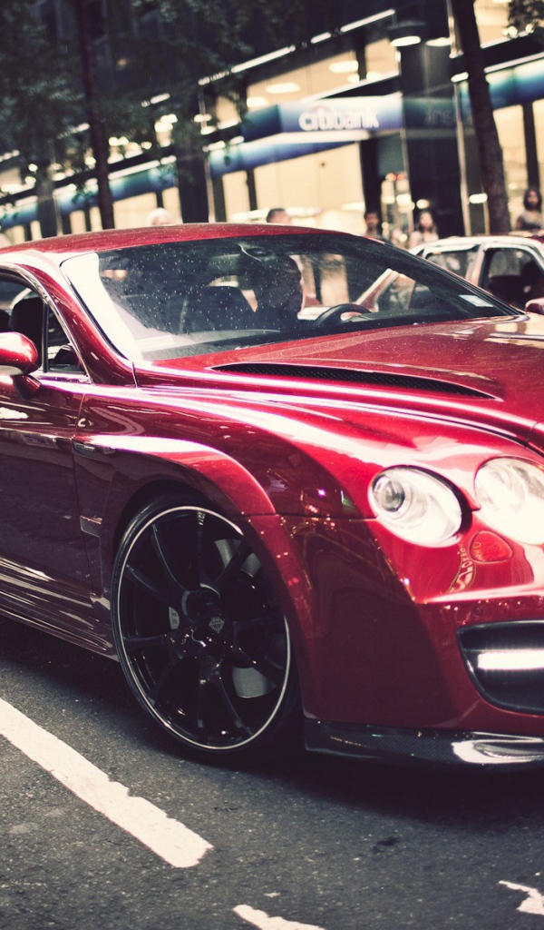 Красный Bentley на улице