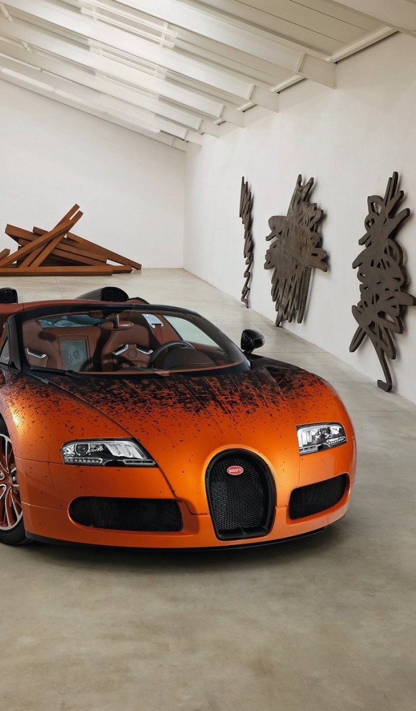 Кабриолет Bugatti Veyron в выставочном зале