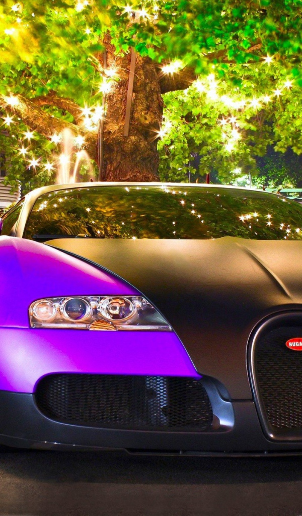 Сиреневый Bugatti Veyron с черным капотом