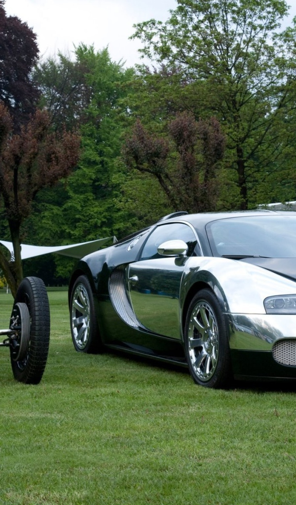 Ретро и современный автомобили Bugatti