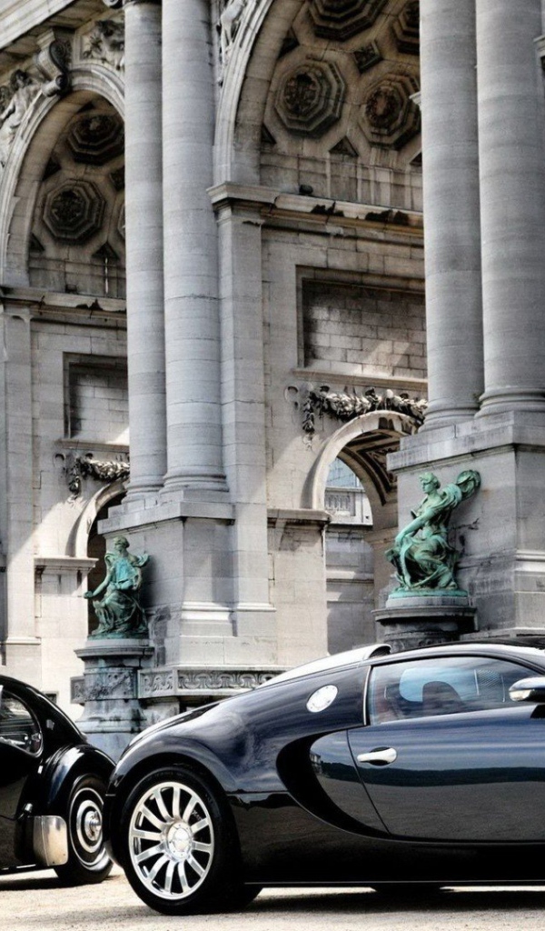 Два поколения авто Bugatti