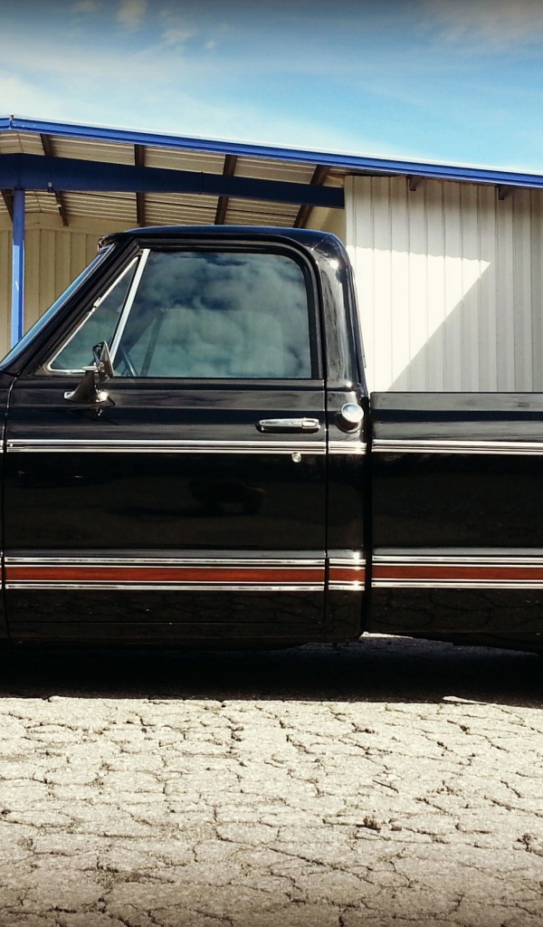 Черный пикап Chevy