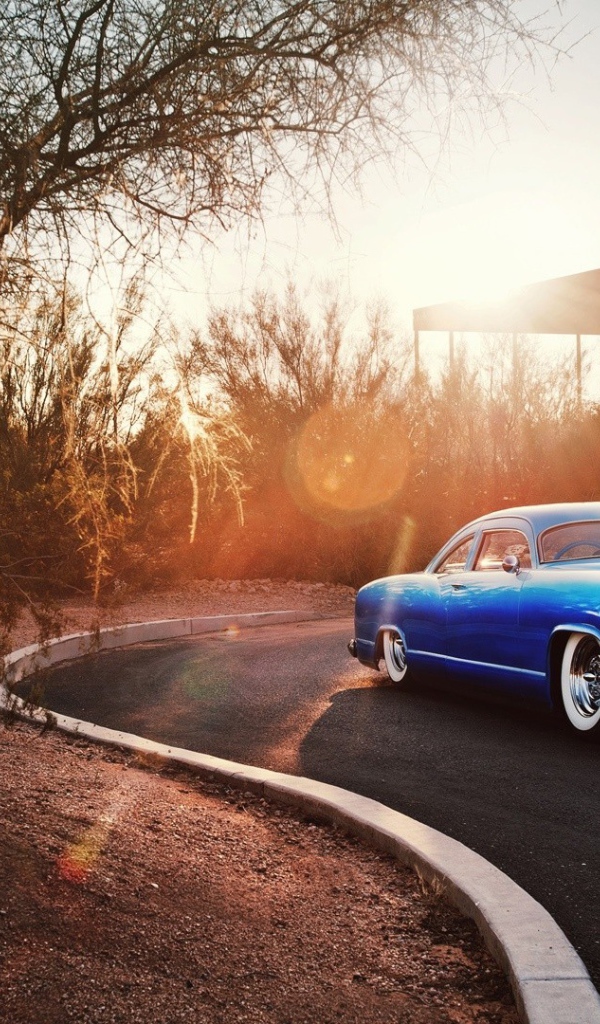 Голубой ретро автомобиль Chevrolet Kaiser