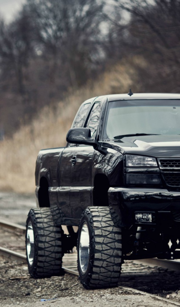 Chevrolet Silverado SS на рельсах