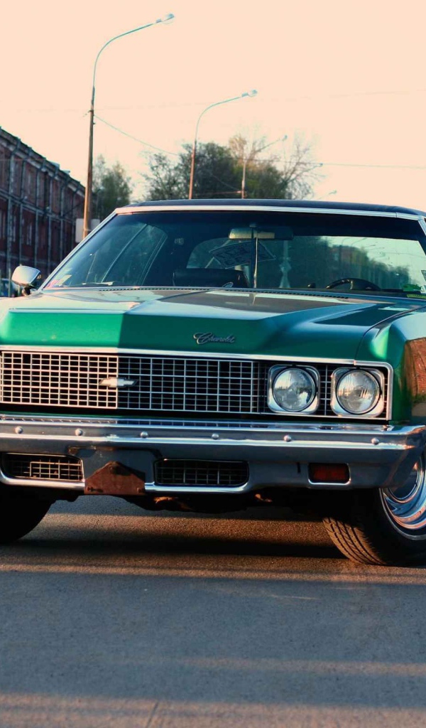 Зеленый ретро автомобиль Chevy