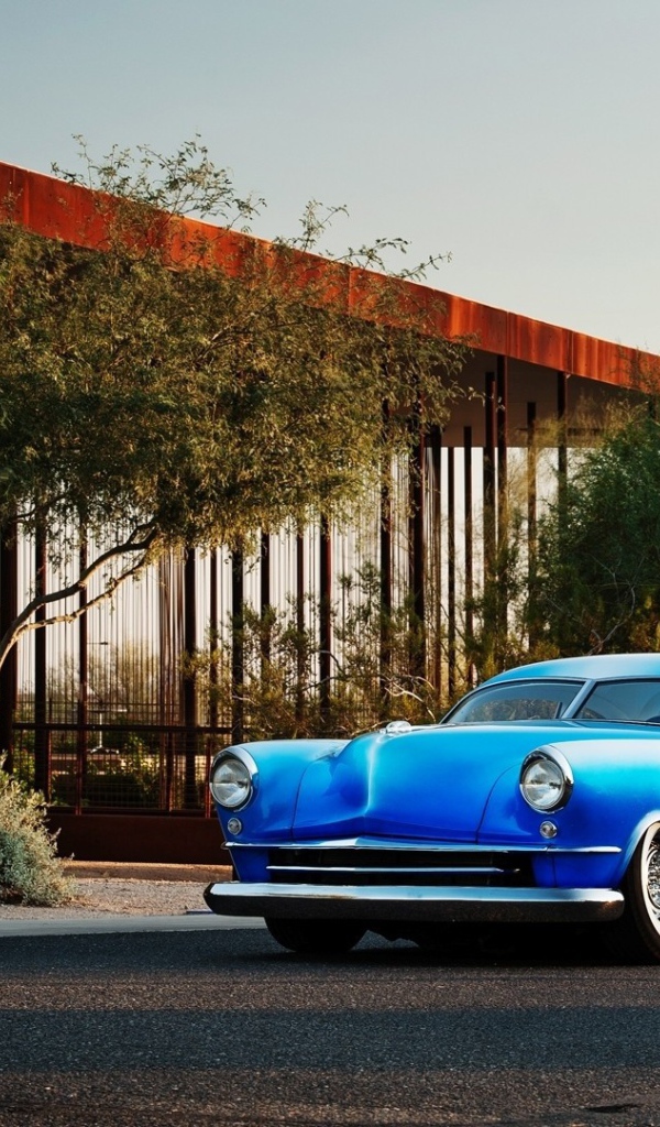 Старый автомобиль Chevrolet Kaiser