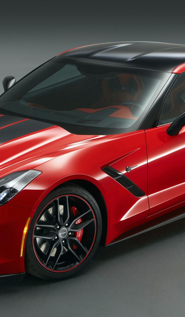 Красный Chevrolet Corvette Stingray на сером фоне