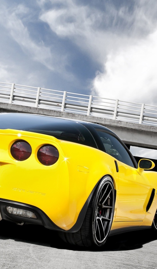Желтый Chevrolet Z06 у моста